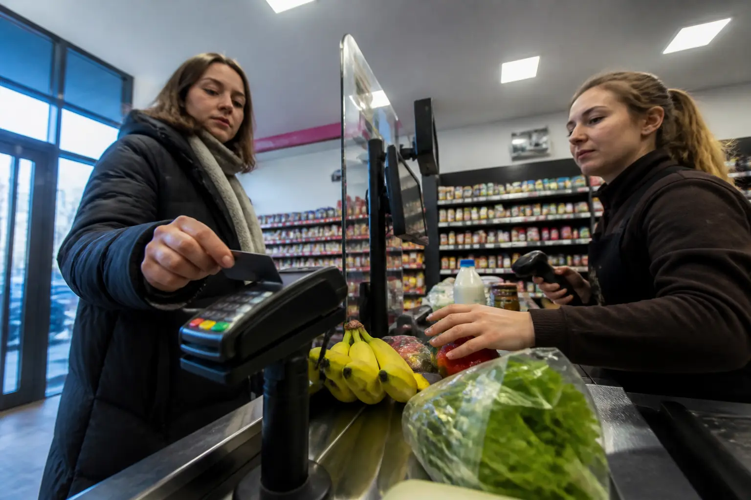 Розрахунок карткою на касі продуктового магазина