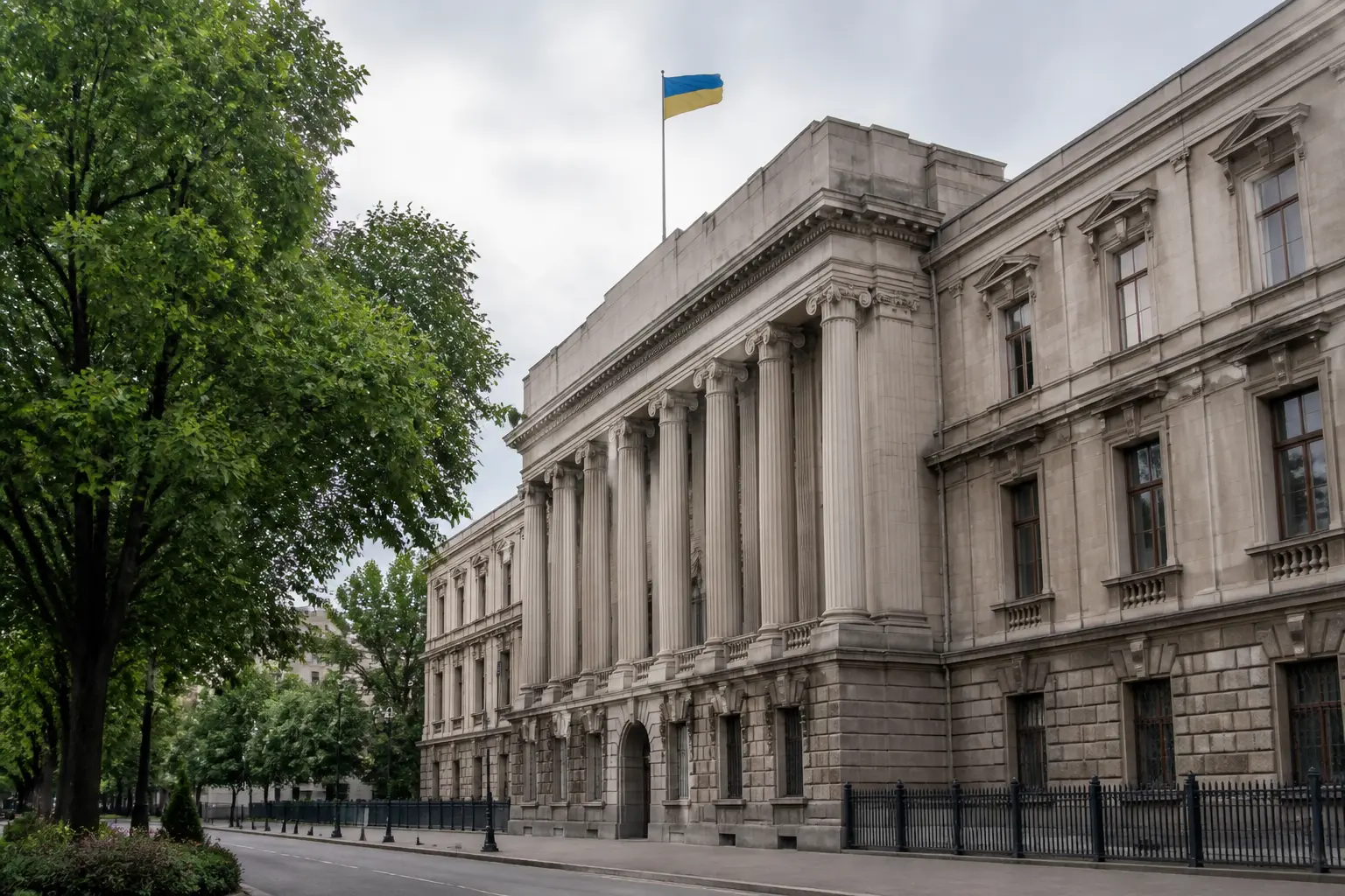 Будівля Національного банку України з державним прапором