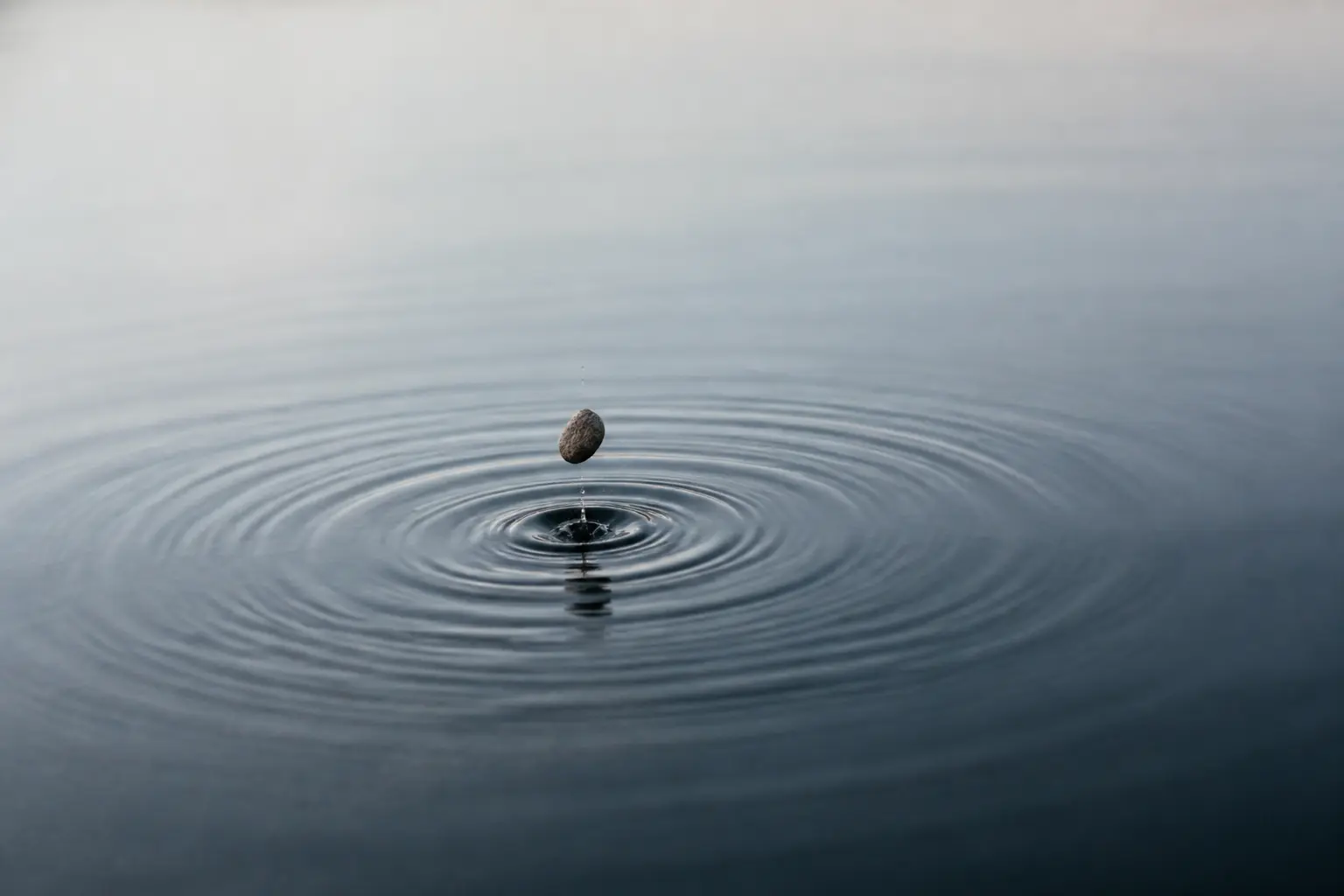 Кола на воді від каменя як наочна аналогія мультиплікативного ефекту
