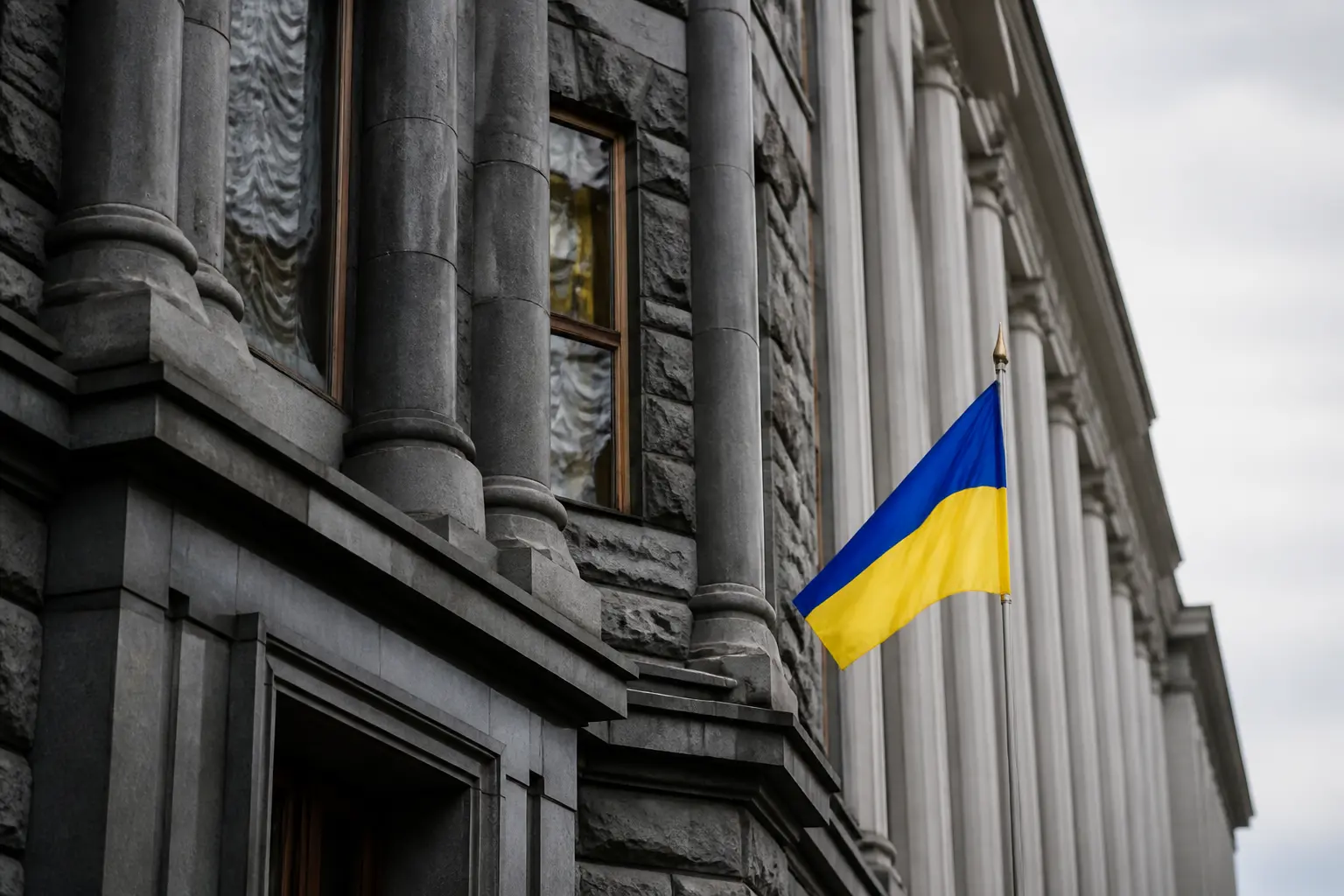 Будівля міністерства фінансів із прапором як символ державних фінансів
