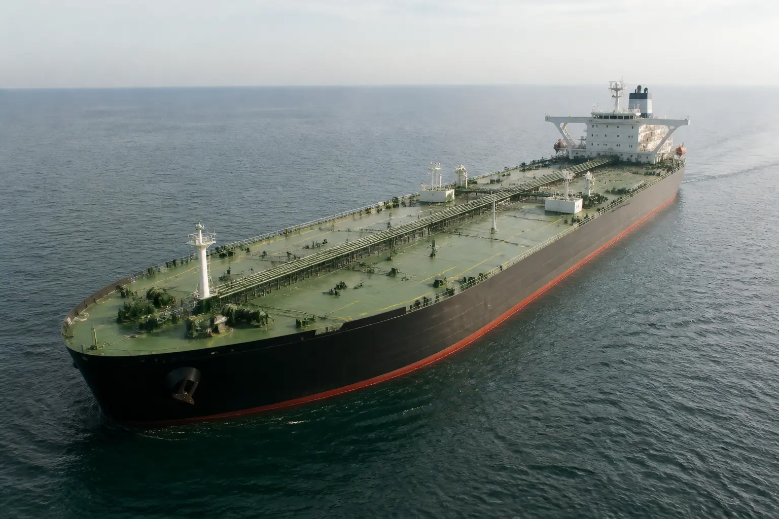 Великий нафтовий танкер у відкритому морі, вид згори