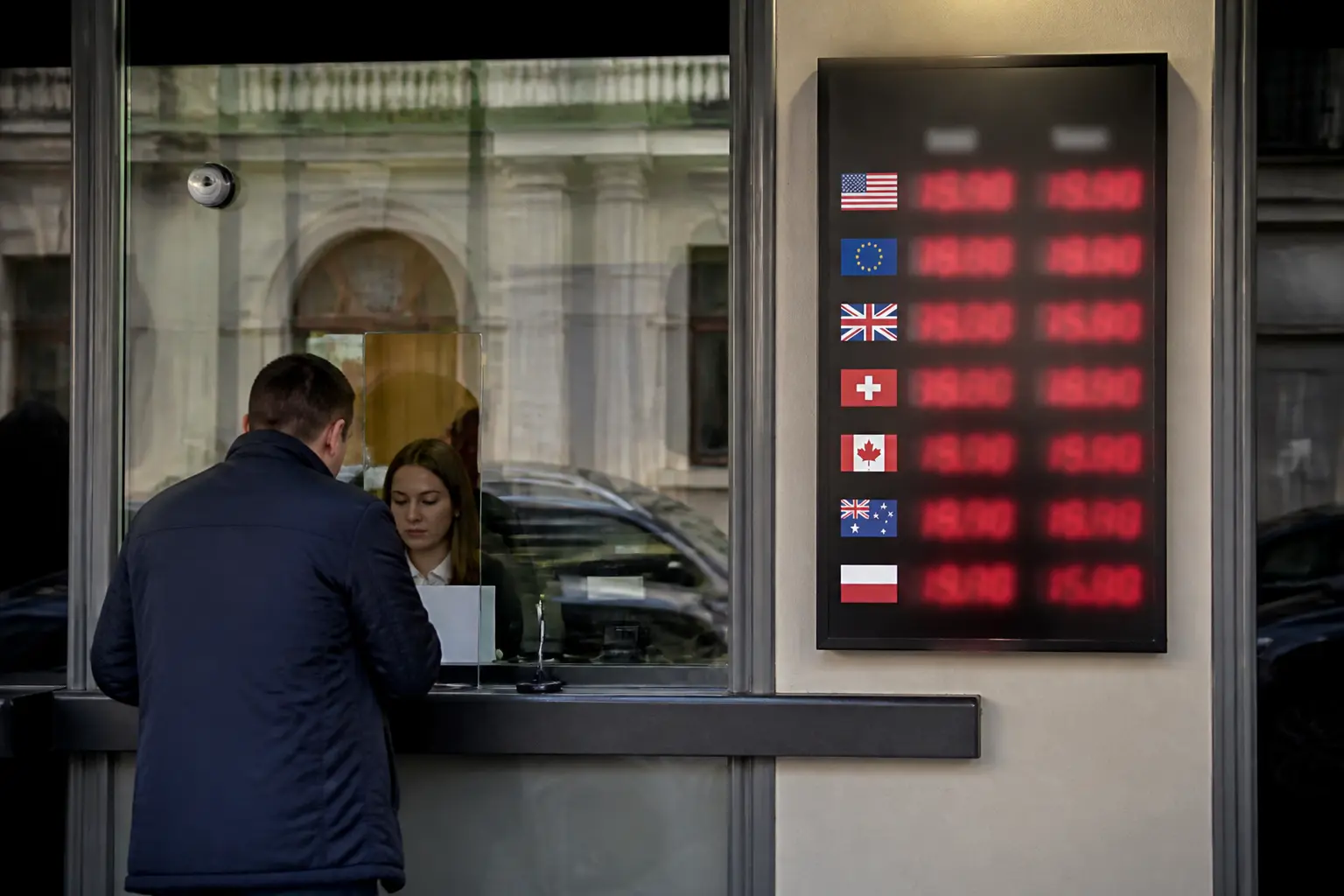 Вікно обмінного пункту на міській вулиці