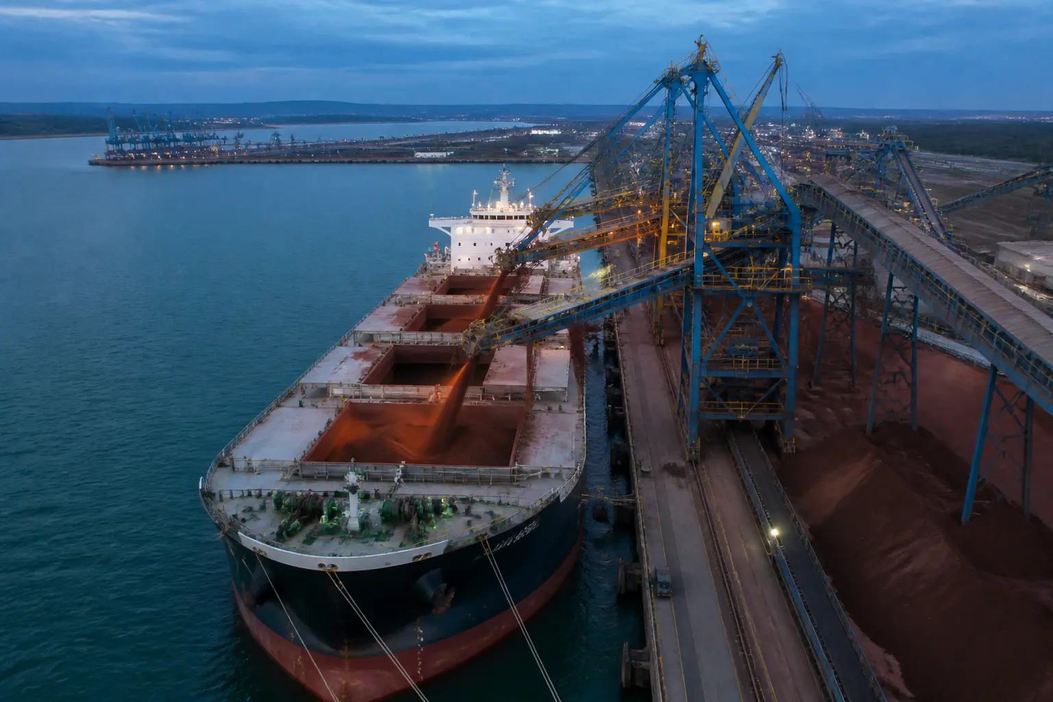 Погрузка судна медным концентратом в морском порту