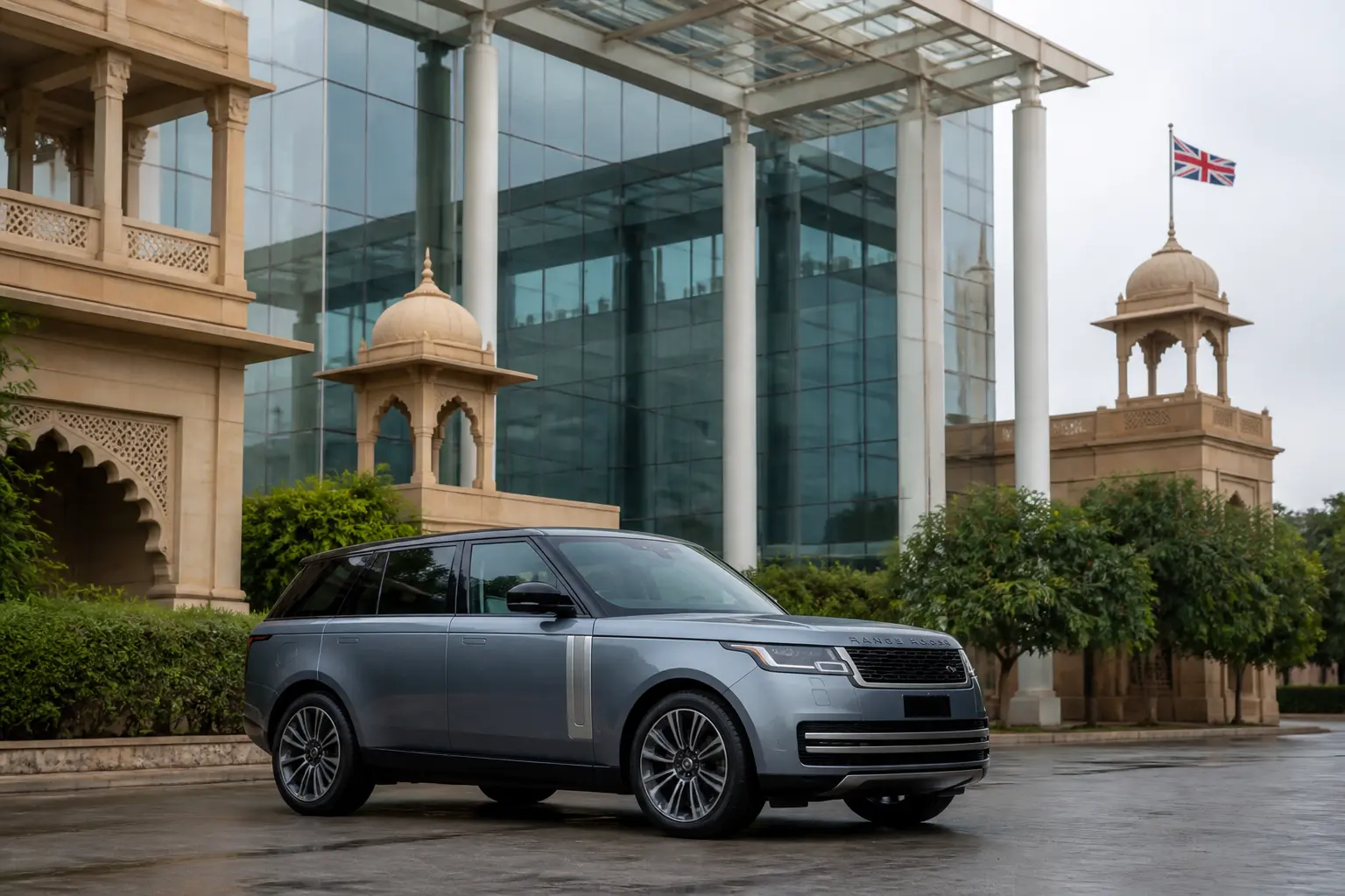 Range Rover на фоне современного здания