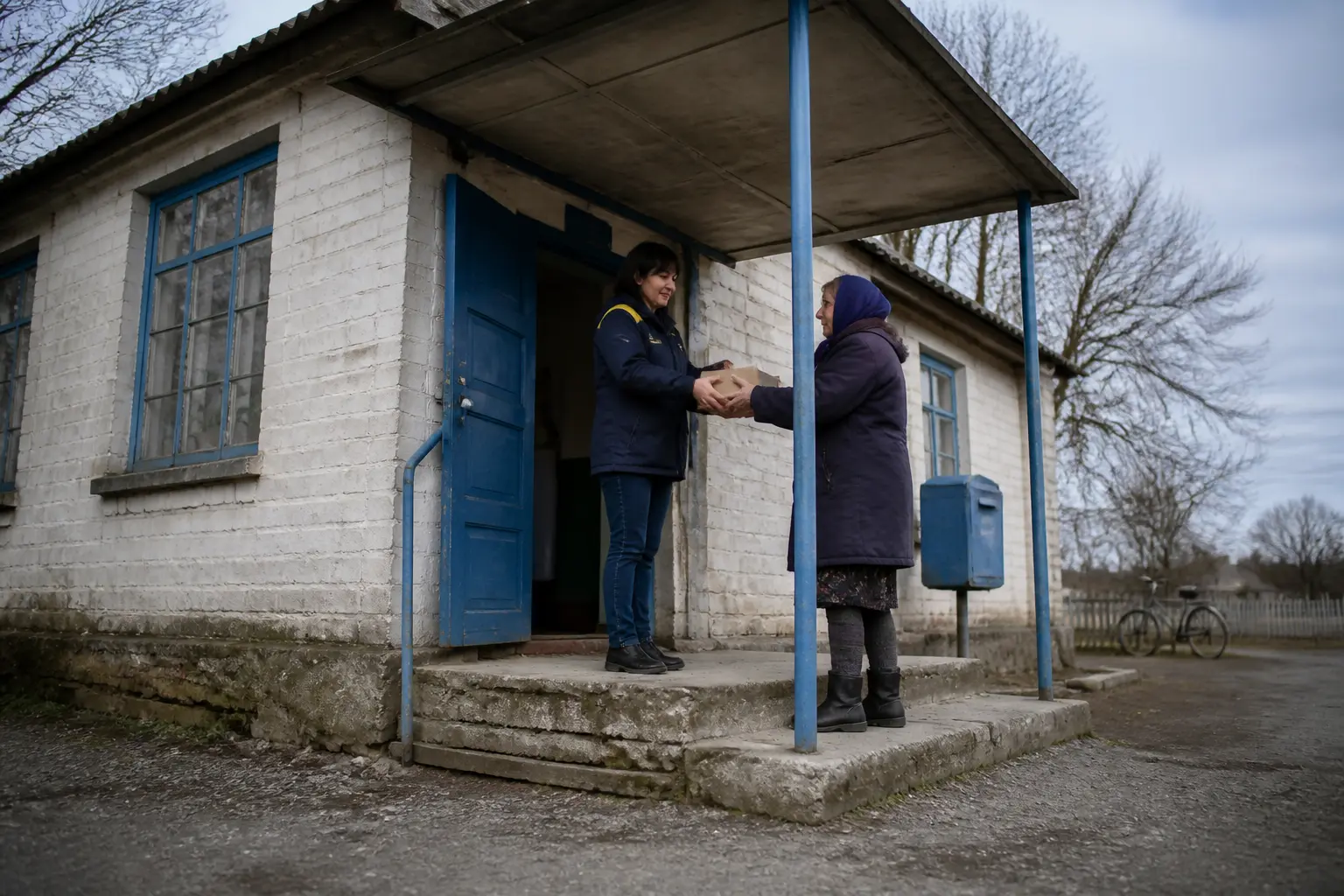 Ілюстрація вручення посилки біля сільського поштового відділення