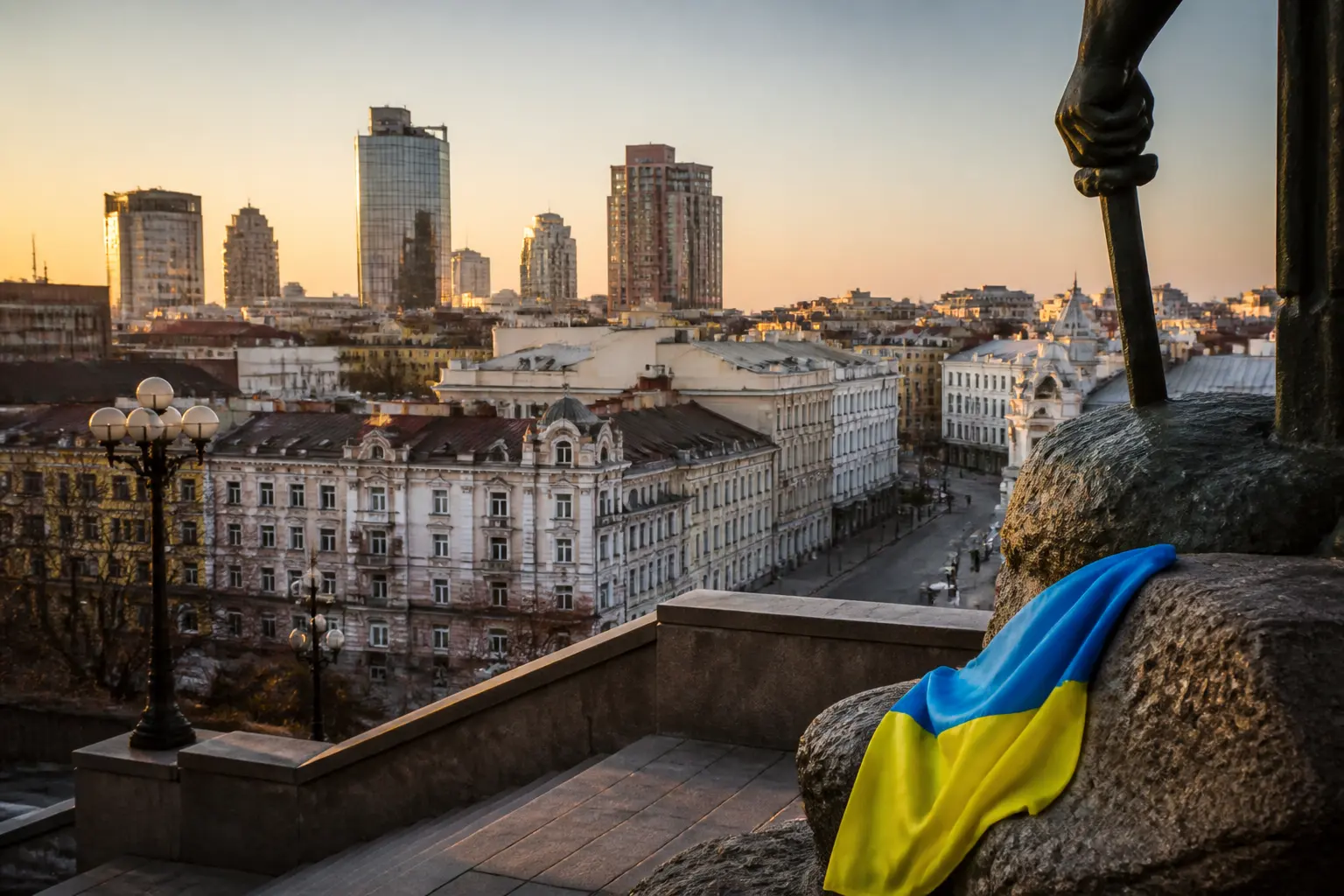 Українське місто на світанку з історичною та сучасною архітектурою