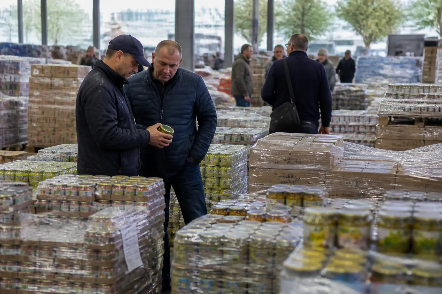 Покупці оглядають товари на оптовому ринку — ілюстрація аналізу попиту