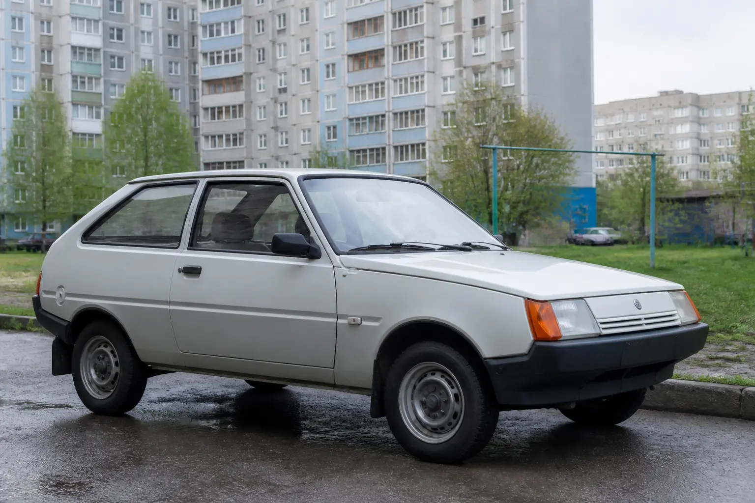 Компактний хетчбек 1990-х років біля житлового масиву